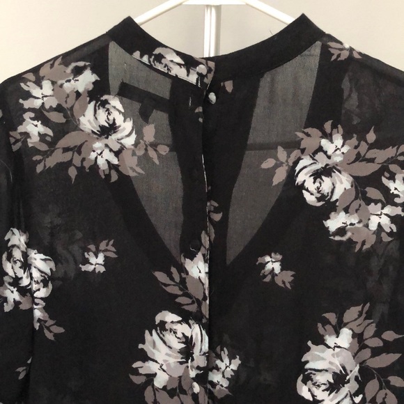 Kendall & Kylie Floral V Neck Choker Blouse in Size Small - Picture 7 of 10